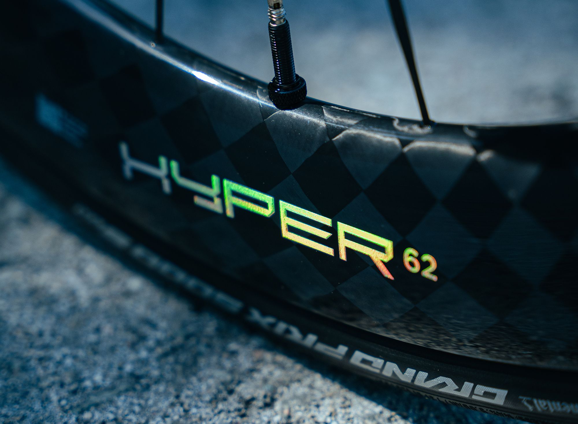 62 mm de profondeur et pesant jusqu'à 1300 g, Black Inc lance les roues Hyper 62 à 4599 €