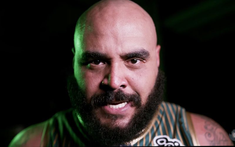 AJ Francis appelle les fans pour avoir transformé les départs de la TNA en faux drame
