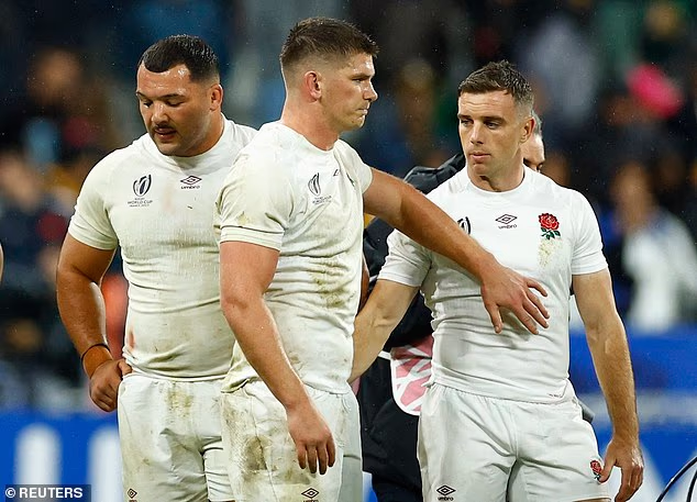 Un Ellis Genge abattu (à gauche) aux côtés d'Owen Farrell et de George Ford après la récente défaite de l'Angleterre contre l'Afrique du Sud en demi-finale de la Coupe du monde 2023.
