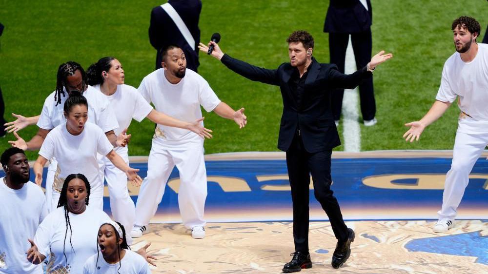 Alanis Morissette et Michael Bublé donnent le coup d'envoi de la cérémonie d'ouverture de la Coupe du monde au Canada