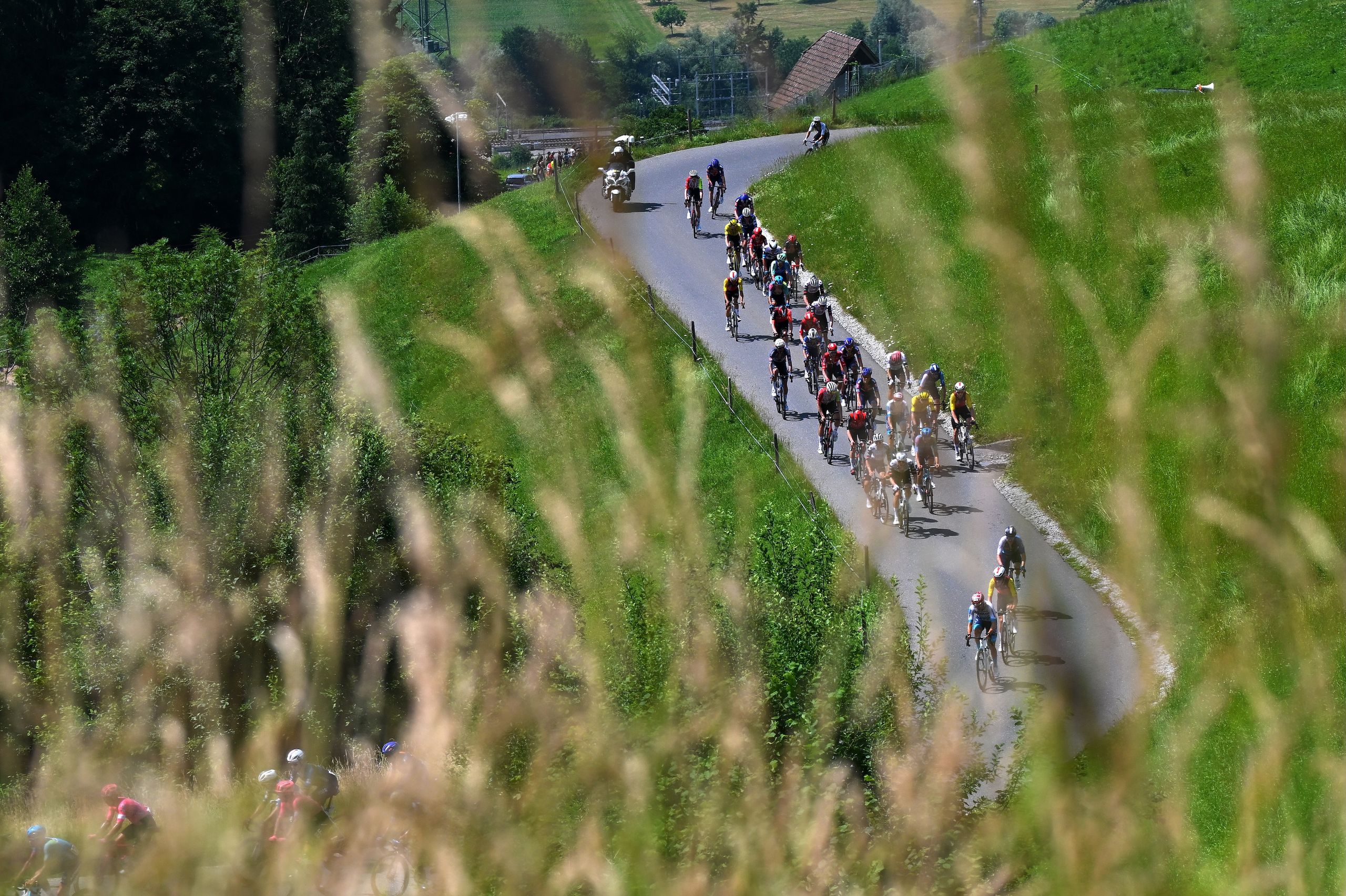 Alors que l’Europe explose, devons-nous repenser la façon dont nous regardons le cyclisme, notamment le Tour de France ?