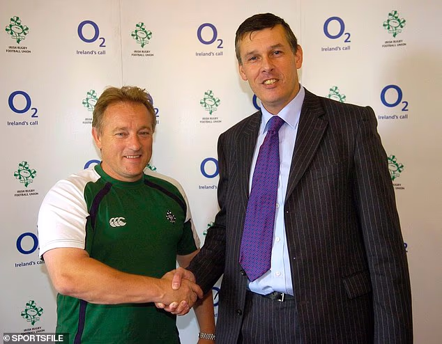 Confiance. Eddie O'Sullivan signe un nouveau contrat en tant qu'entraîneur de l'Irlande avant la Coupe du monde 2007