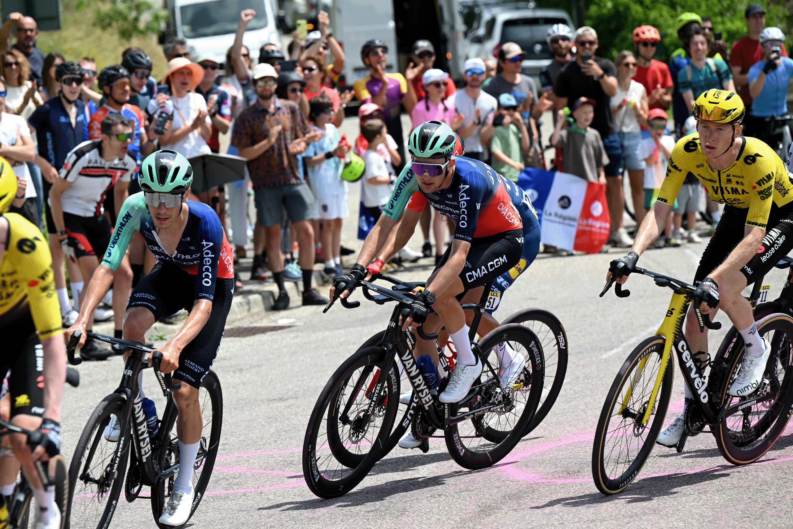 Auvergne-Rhône-Alpes Étape 6 LIVE - 60 coureurs se détachent en masse alors que le peloton se divise à la poursuite de l'équipe Decathlon de Seixas.