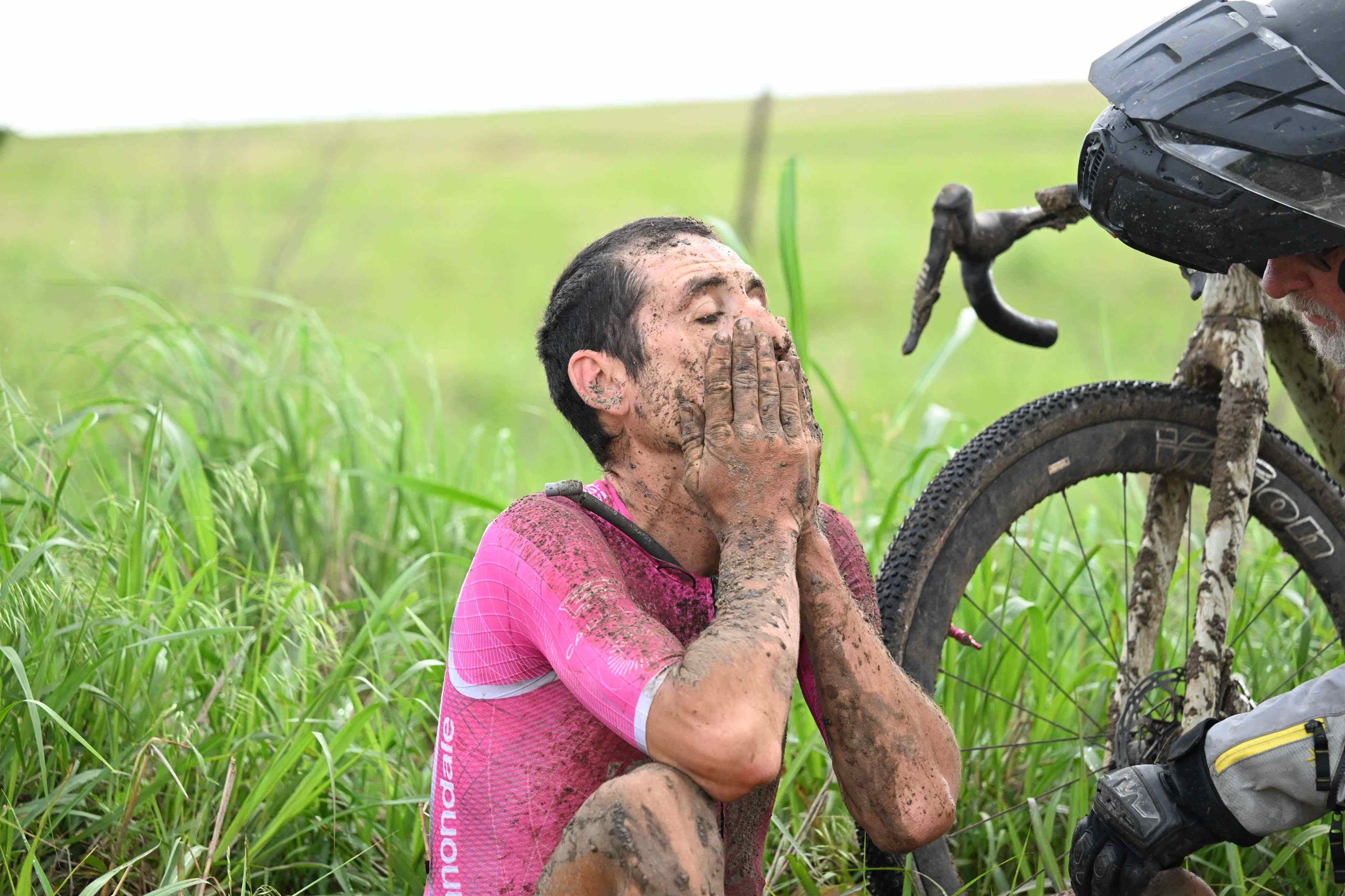 "Cette pluie qui est arrivée a tout changé" - Un récit des accidents, de la mécanique et du chaos du parcours dans l'édition 2026 boueuse d'Unbound Gravel.