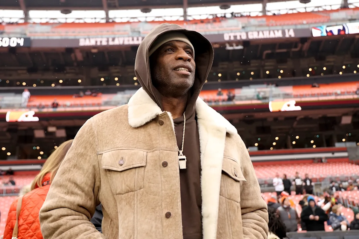 Deion Sanders du Colorado évalue les paris alors que le scandale des jeux d'argent fait rage dans le football universitaire.