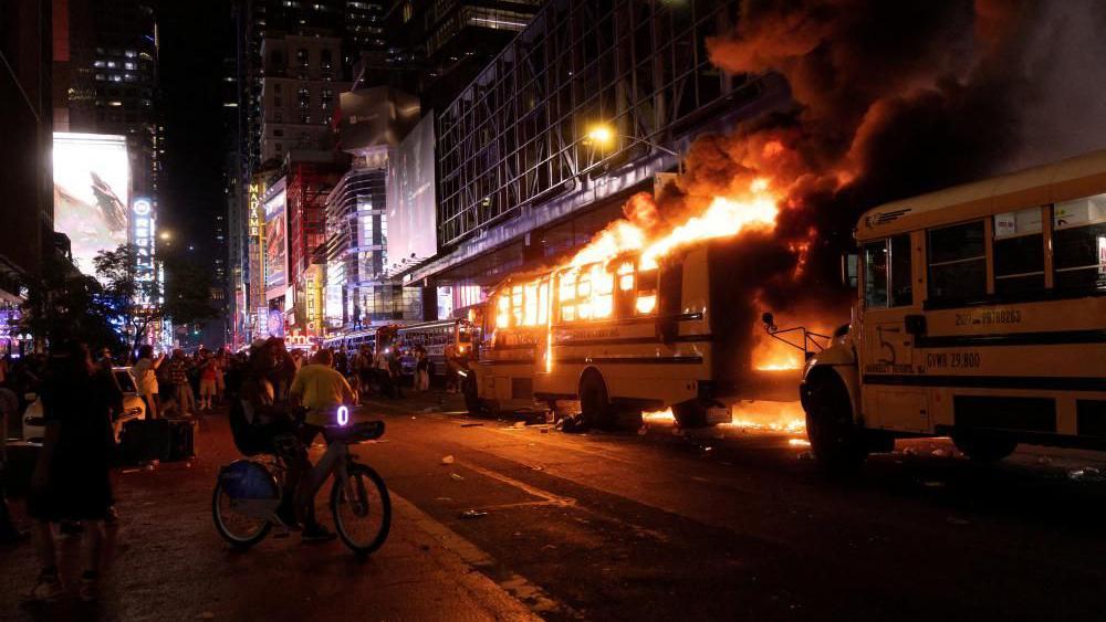 Des adolescents ont été abattus et des bus incendiés à Manhattan après une victoire historique en NBA