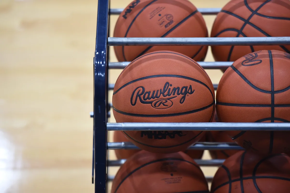 Douglas recrute l'ancien assistant d'Auburn, Rodney Hill, comme entraîneur de basket-ball masculin