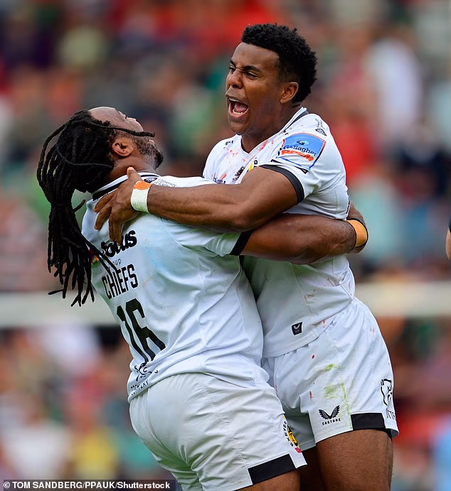 Mais il n'existe aucune autre aile du rugby anglais avec le rythme, la puissance de portage et la capacité de rupture d'Emmanuel Faye-Waboso (à droite)