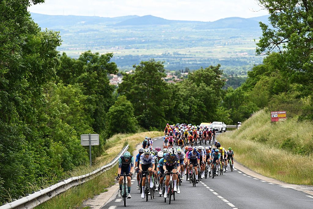 Tour Auvergne-Rh&ocirc;ne-Alpes: a general shot of the peloton