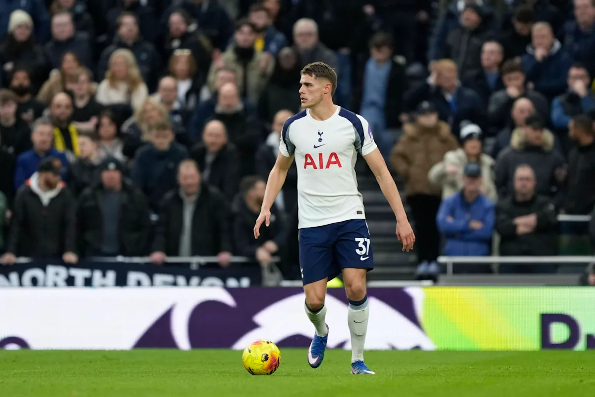 Fabrizio Romano révèle la vérité derrière l'intérêt signalé de Liverpool pour Miki van de Ven
