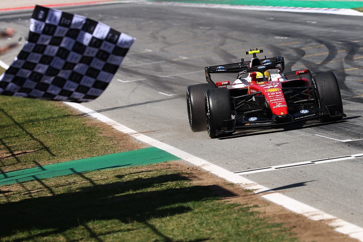 GP de F1 Barcelone. Hamilton a remporté la première victoire de Ferrari alors qu'Antonelli abandonnait tardivement