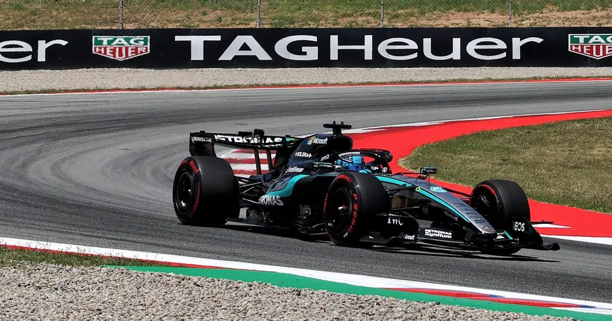 George Russell a survécu à la frayeur de Lewis Hamilton pour revenir de la pole à Barcelone