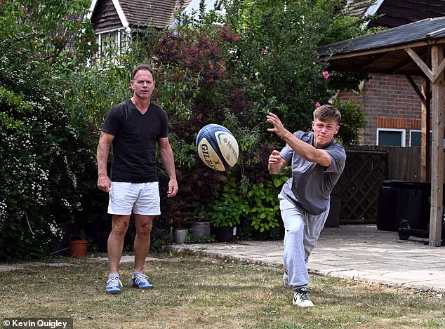Kieran et Charlie Bracken chez eux à Hay Barnet, au nord de Londres. Charlie suit les traces de son père en tant qu'intimidateur des Saracens