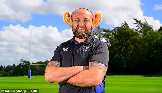 Bathy Tom Dunn pose avec ses oreilles ensanglantées, qui sont vendues pour récolter des fonds pour une œuvre caritative