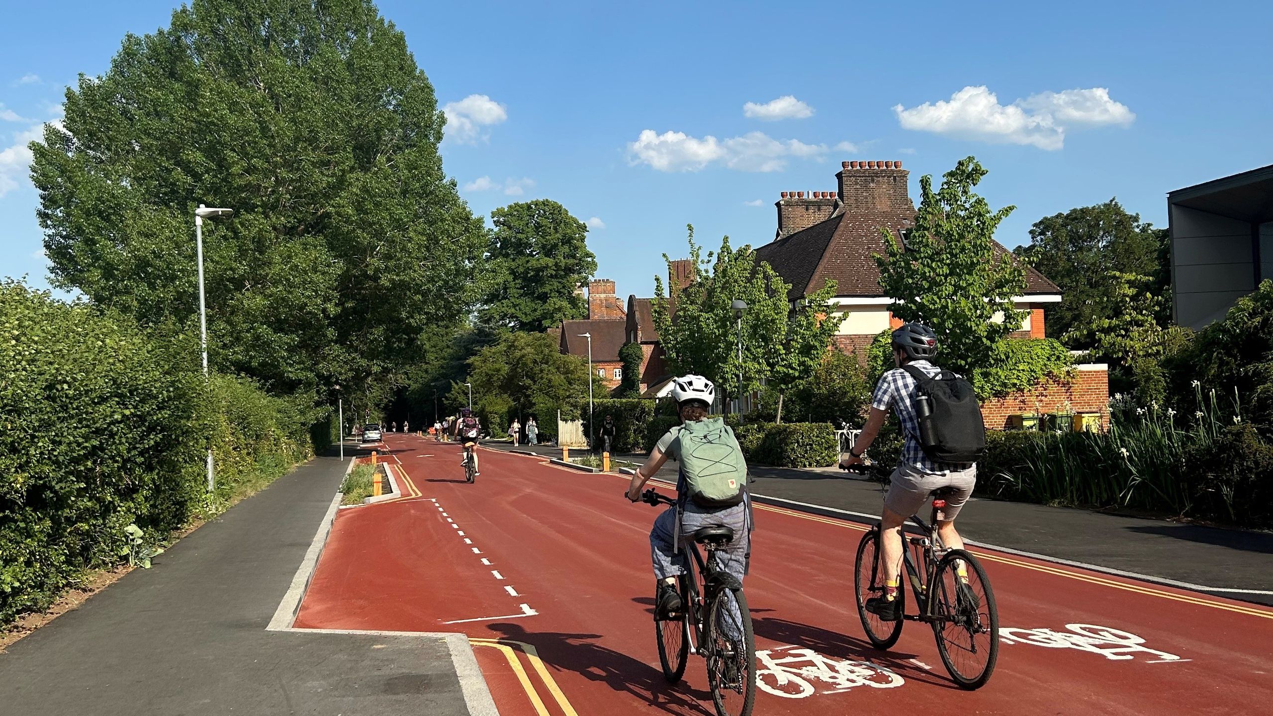 "Imaginez une route où les voitures ne sont pas autorisées à dépasser les vélos", la première "rue cyclable" d'Angleterre a été ouverte.