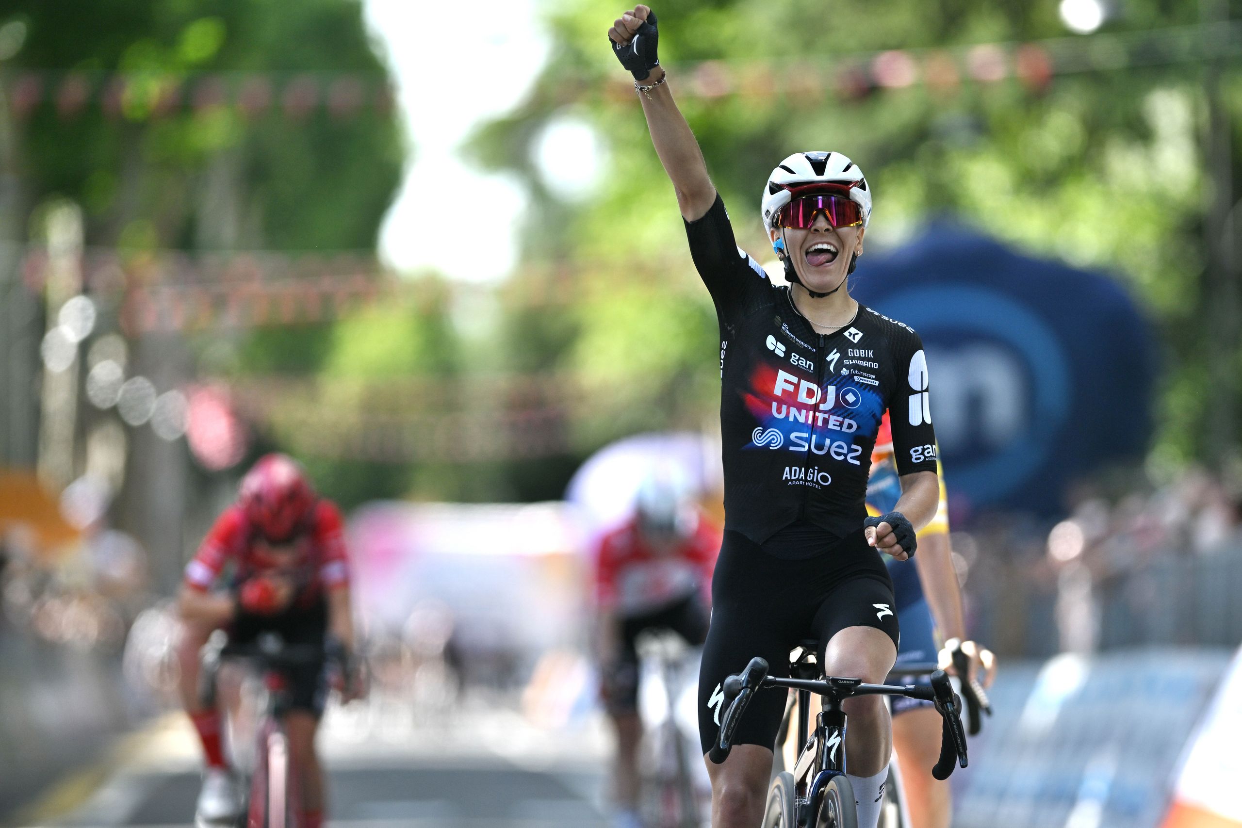 "Je devais rester fraîche dans ma tête et garder mon sang-froid, mais c'est tout, j'ai réussi", Celia Guerri, 20 ans, remporte la 7e étape du Giro d'Italia Féminin.