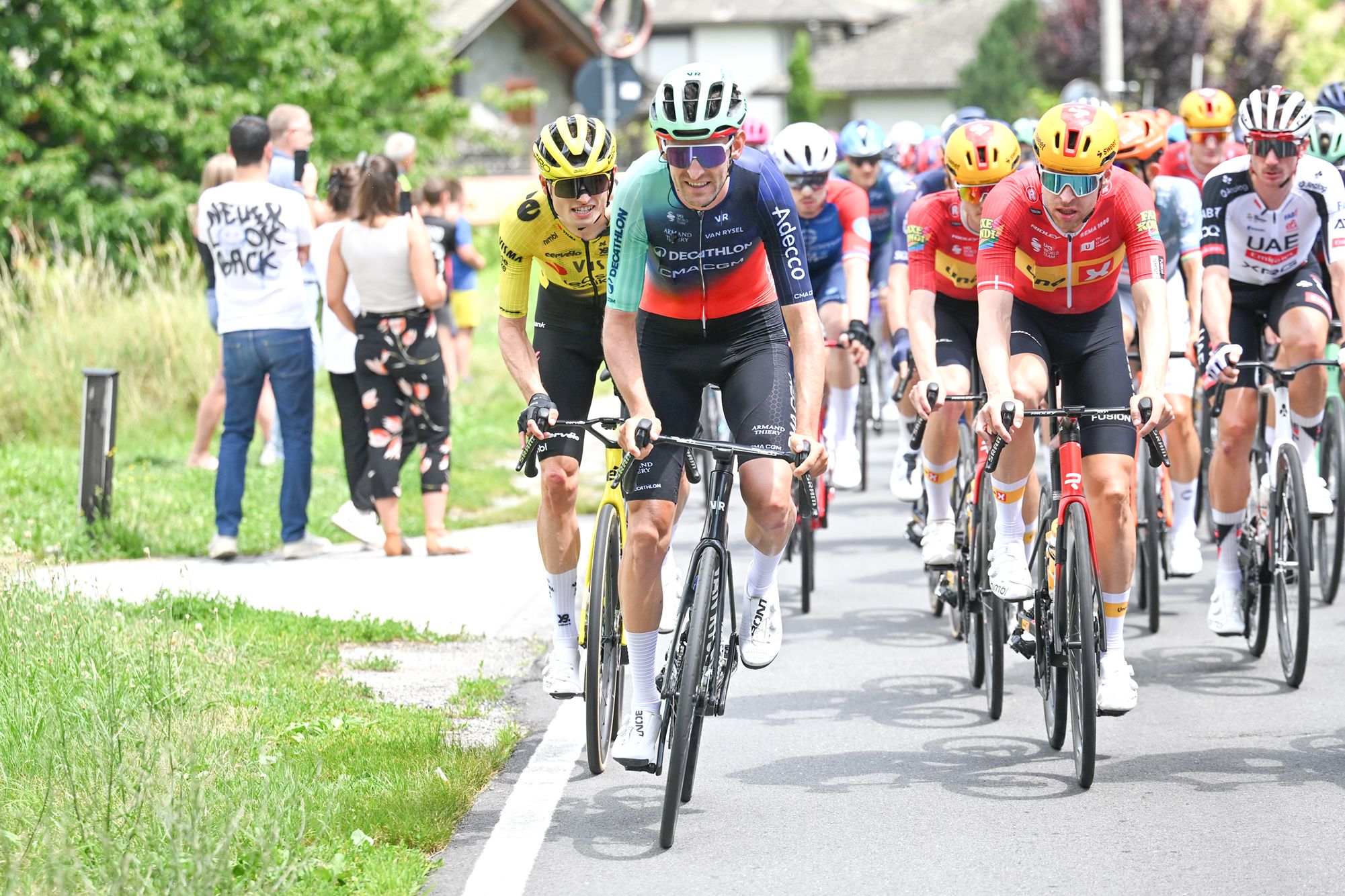 "J'espère être au départ du Tour de France si cette semaine se passe bien", Taisge Benou fait enfin ses débuts chez Decathlon-CMA CGM sur le Tour de Suisse.