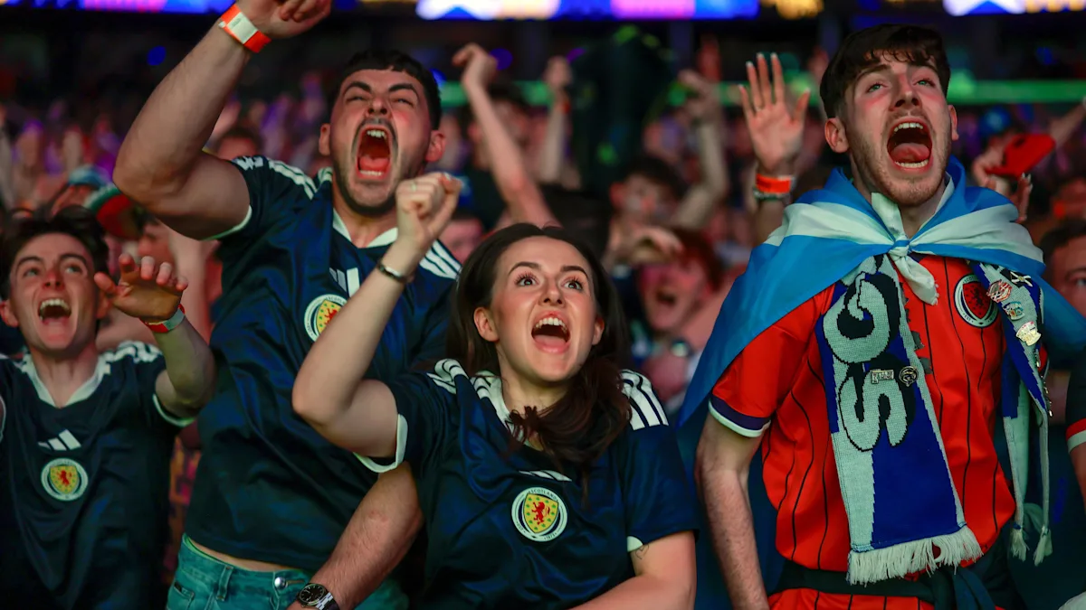 Joie alors que les supporters écossais célèbrent leur première victoire en Coupe du monde en 36 ans