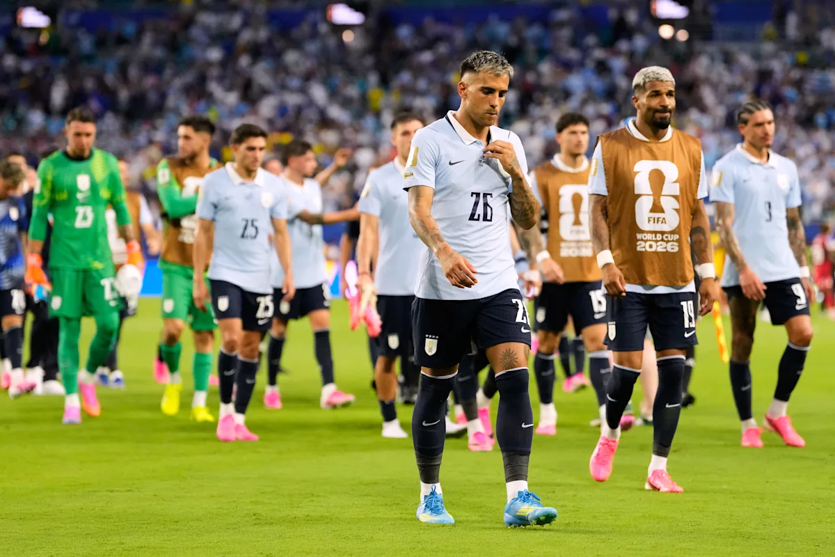 L'Uruguay a du mal lors des 2 premiers matches alors que Suarez regarde depuis les tribunes