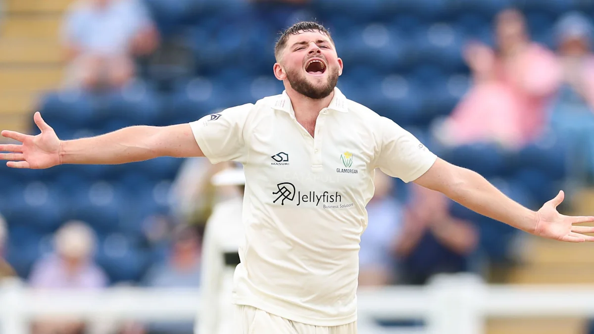 La star de Crane & Norton prend les commandes contre Surrey dans le rôle de Glam
