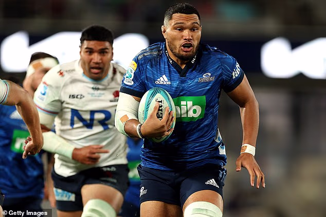Cameron Suafoa (photographié courant avec le ballon pour Auckland) a révélé son diagnostic de cancer en phase terminale après que sa femme ait remarqué une bosse dans le dos après le match.