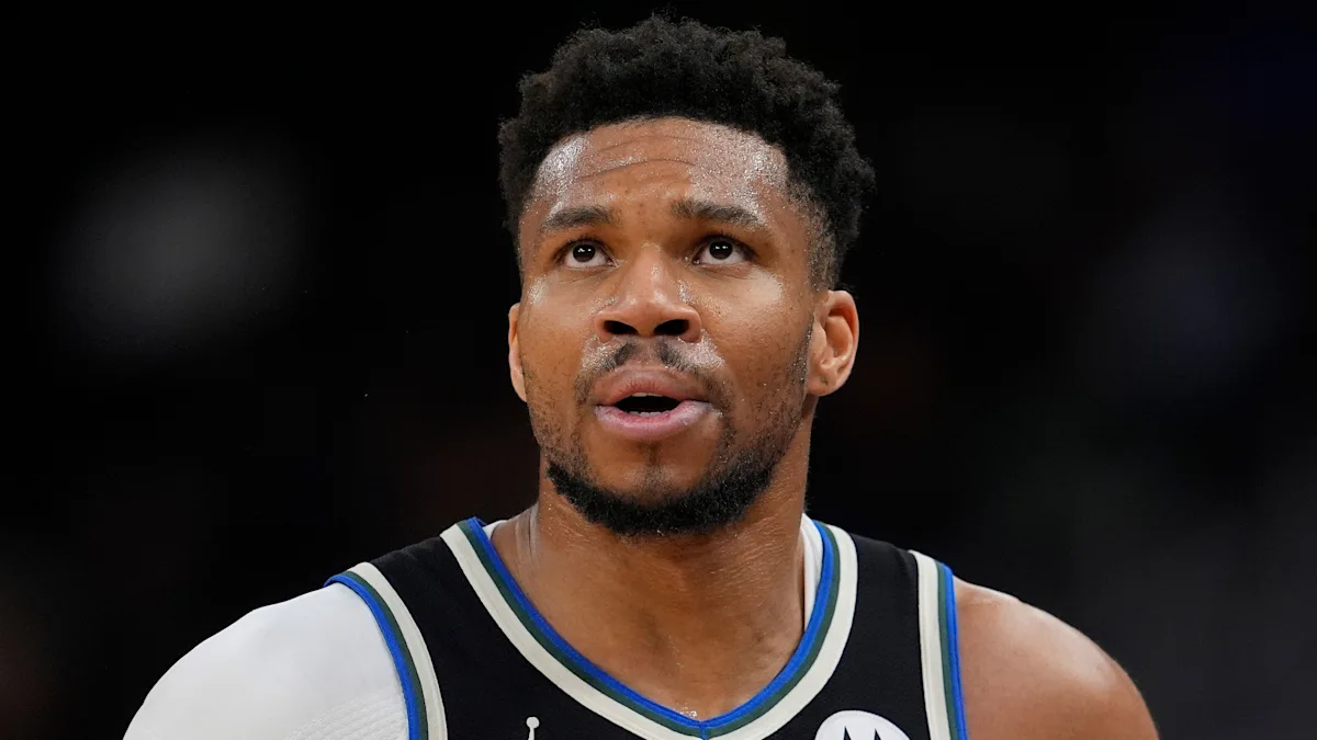 La star des Bucks, Giannis Antetokounmpo, quitte Milwaukee chez elle après le blockbuster du Miami Heat