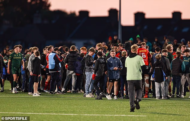 Bourdonnement. les supporters courent sur le terrain de Galway pour féliciter les joueurs