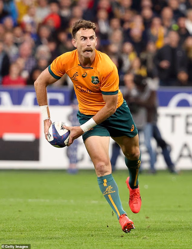 L'ancienne star des Wallabies, Nick White, a passé près d'un mois à l'hôpital pour lutter contre une septicémie potentiellement mortelle après une opération.