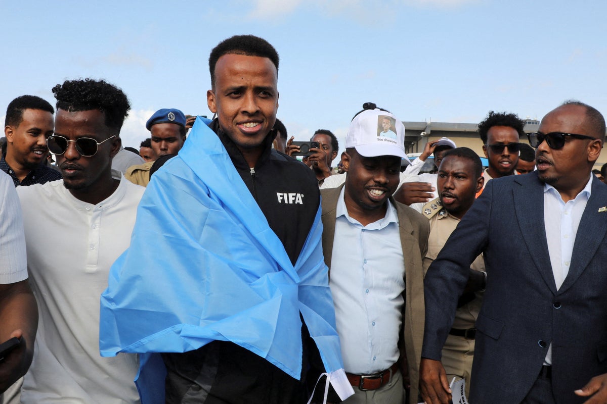 L'arbitre de la Coupe du monde en Somalie, qui s'est vu refuser l'entrée aux États-Unis, arrive chez lui pour être accueilli en héros