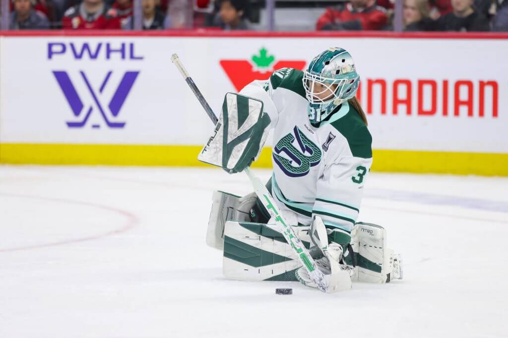 Le gardien de but du Boston Fleet, Aerin Frankel, a été nommé joueur par excellence de la PWHL et gardien de but de l'année.