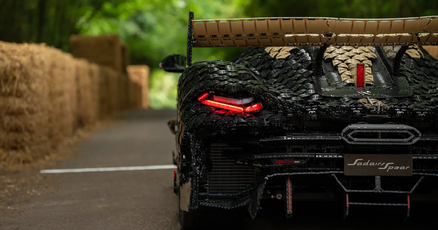 Lego dévoile la « voiture la plus rapide de tous les temps » avec l'emblématique « mode fantôme »