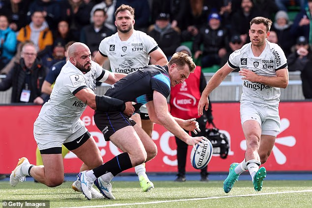 Stafford McDowall des Glasgow Warriors marque le premier essai de son équipe contre Toulon