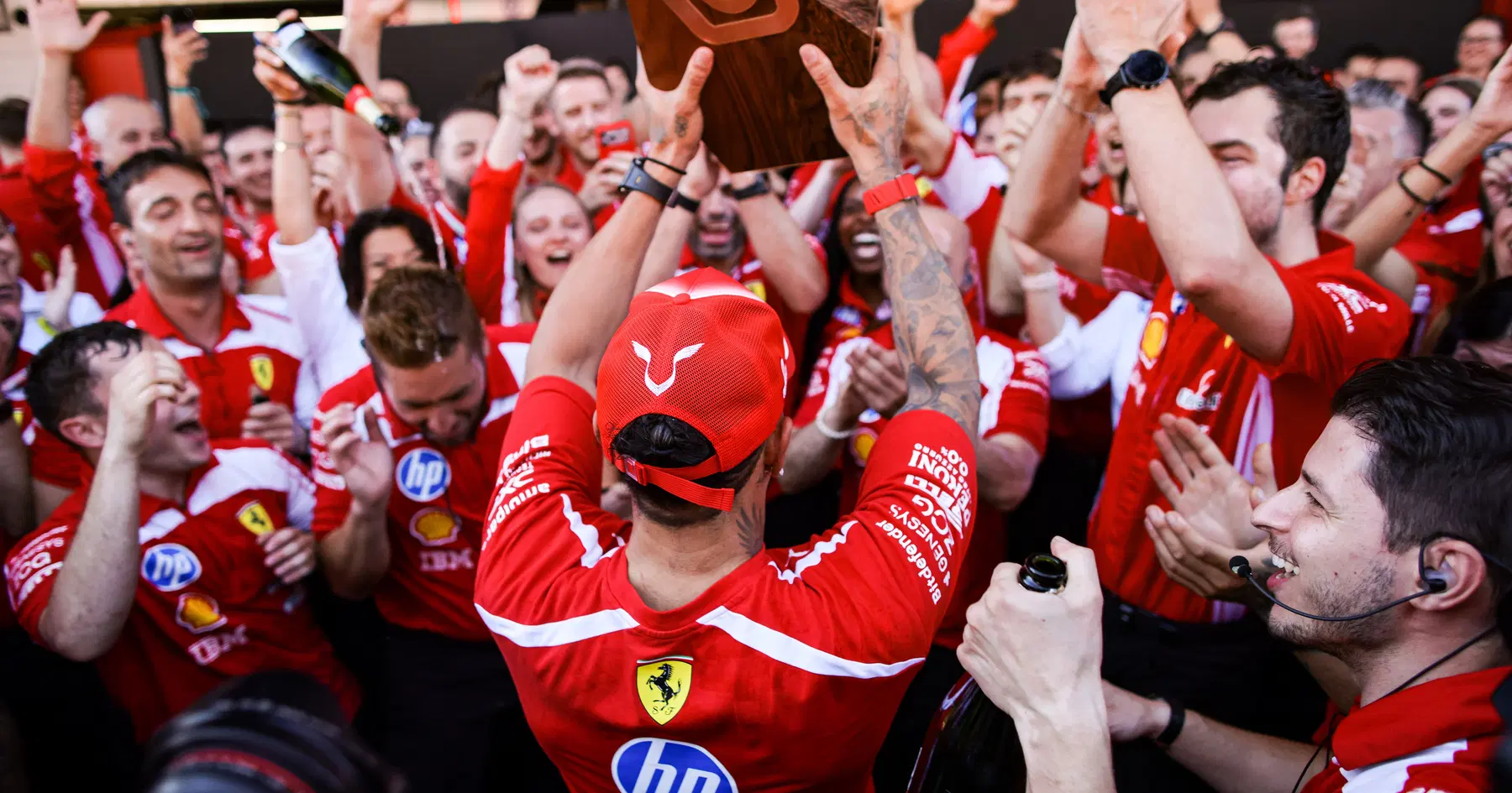 Lewis Hamilton « renaît » alors que son huitième titre en F1 commence maintenant. Les médias internationaux réagissent