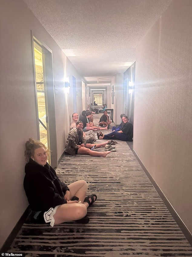 L'équipe des Wallaroos est photographiée en train de se réfugier dans le couloir d'un hôtel du Kansas alors qu'une tornade traverse la région pendant la nuit.