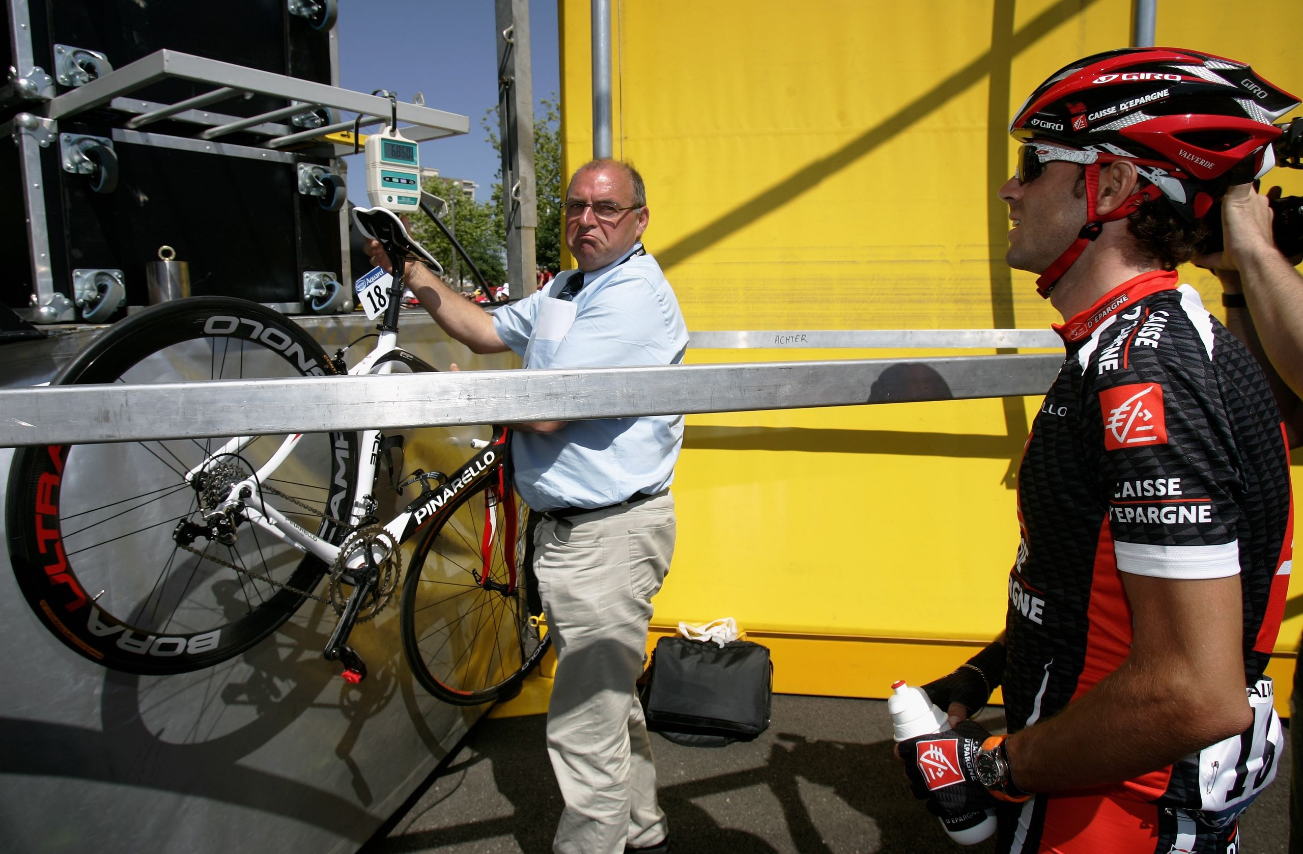 "Maintenant, tout le monde sait que ces vélos sont très légers. C'est dommage que l'athlète ait dû payer si cher pour cela. " le mécanicien secret derrière la disqualification féminine du Giro d'Italia ;