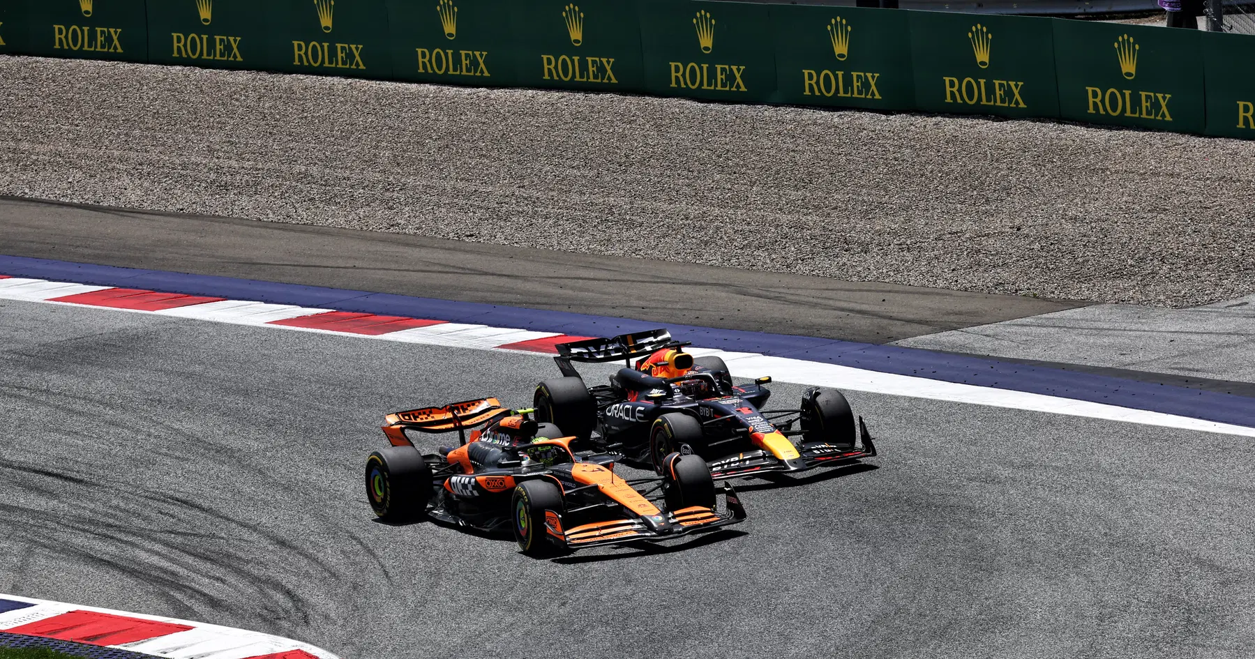 Max Verstappen et Lando Norris s'affrontent dans le feu de la lutte pour le championnat de F1. "Stupide et injuste"