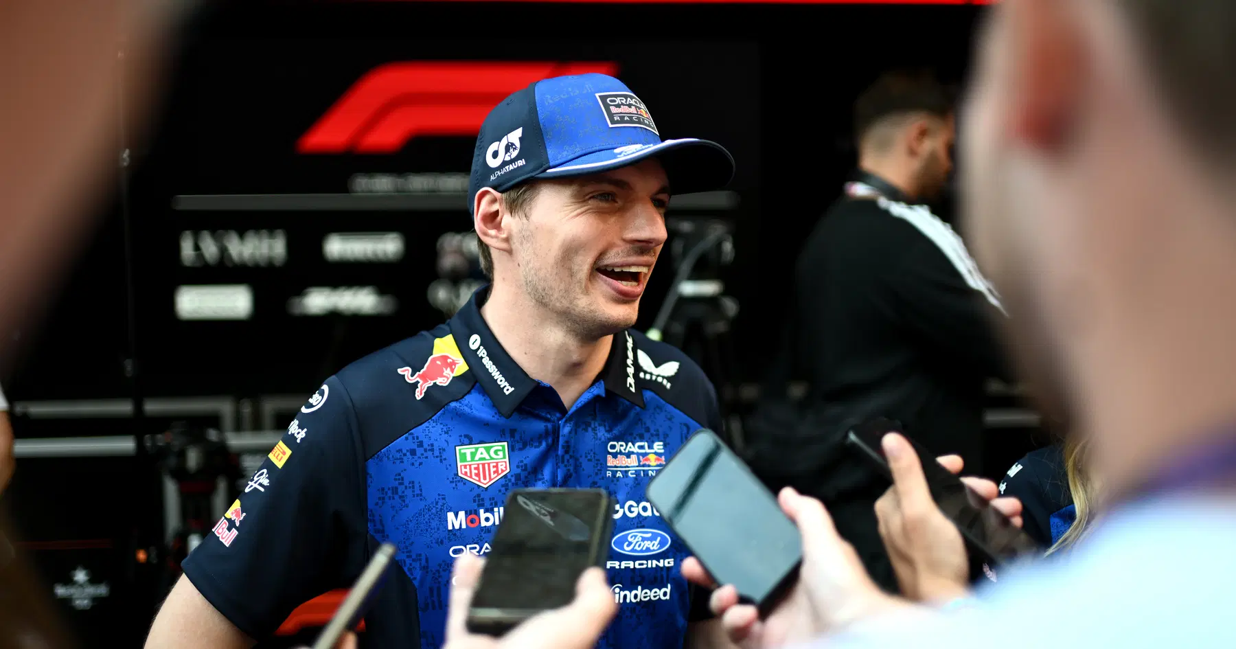 Max Verstappen stupéfait alors que Lewis Hamilton appelle Ferrari à « plonger en profondeur » – RacingNews365 Review