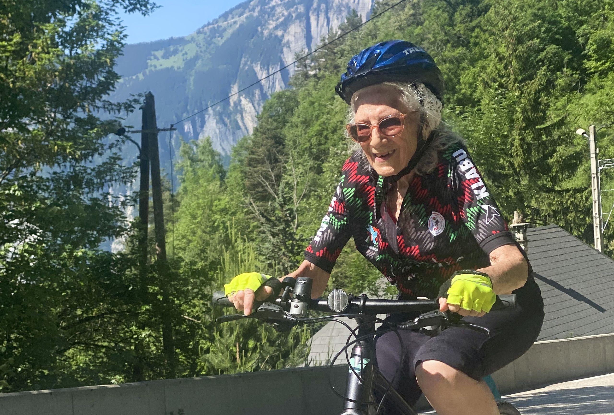 "Mes amis pensent que je suis complètement fou." Un homme de 84 ans escalade l'Alpe d'Huez pour une œuvre caritative