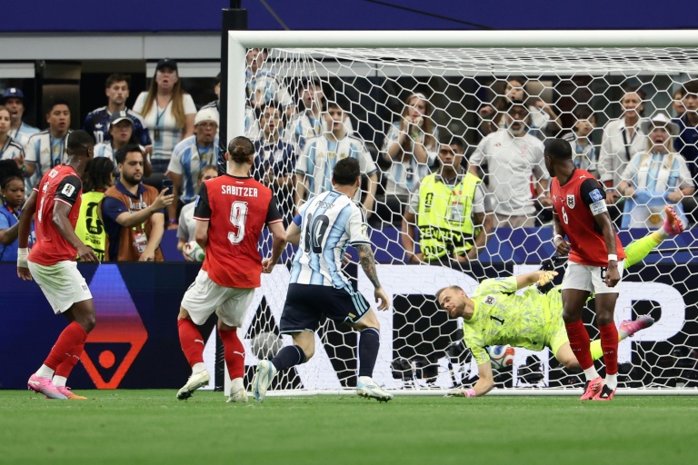 Messi établit un record de buts en Coupe du monde alors que les stars battent la météo