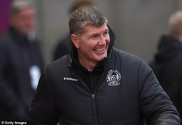 "Nous allons écraser tout ce que nous avons réalisé jusqu'à présent." Le patron d'Exeter, ROB BAXTER, a été "pendu" pour expliquer pourquoi il a signé un nouveau contrat majeur, comment son équipe gérera Sarris, l'injection de liquidités américaine du club et pourquoi le rugby, c'est comme traire un troupeau de vaches.
