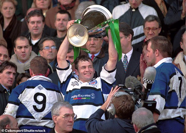 John Callard remporte la Coupe d'Europe pour Bath en 1998.