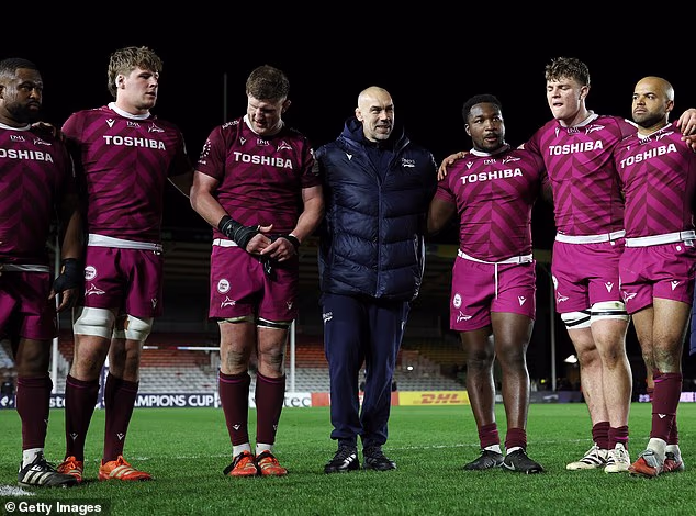 Alex Sanderson (au centre) félicite ses joueurs après la victoire des Harlequins en huitièmes de finale de la Champions Cup la semaine dernière, lançant un grand défi contre le Leinster ce samedi.