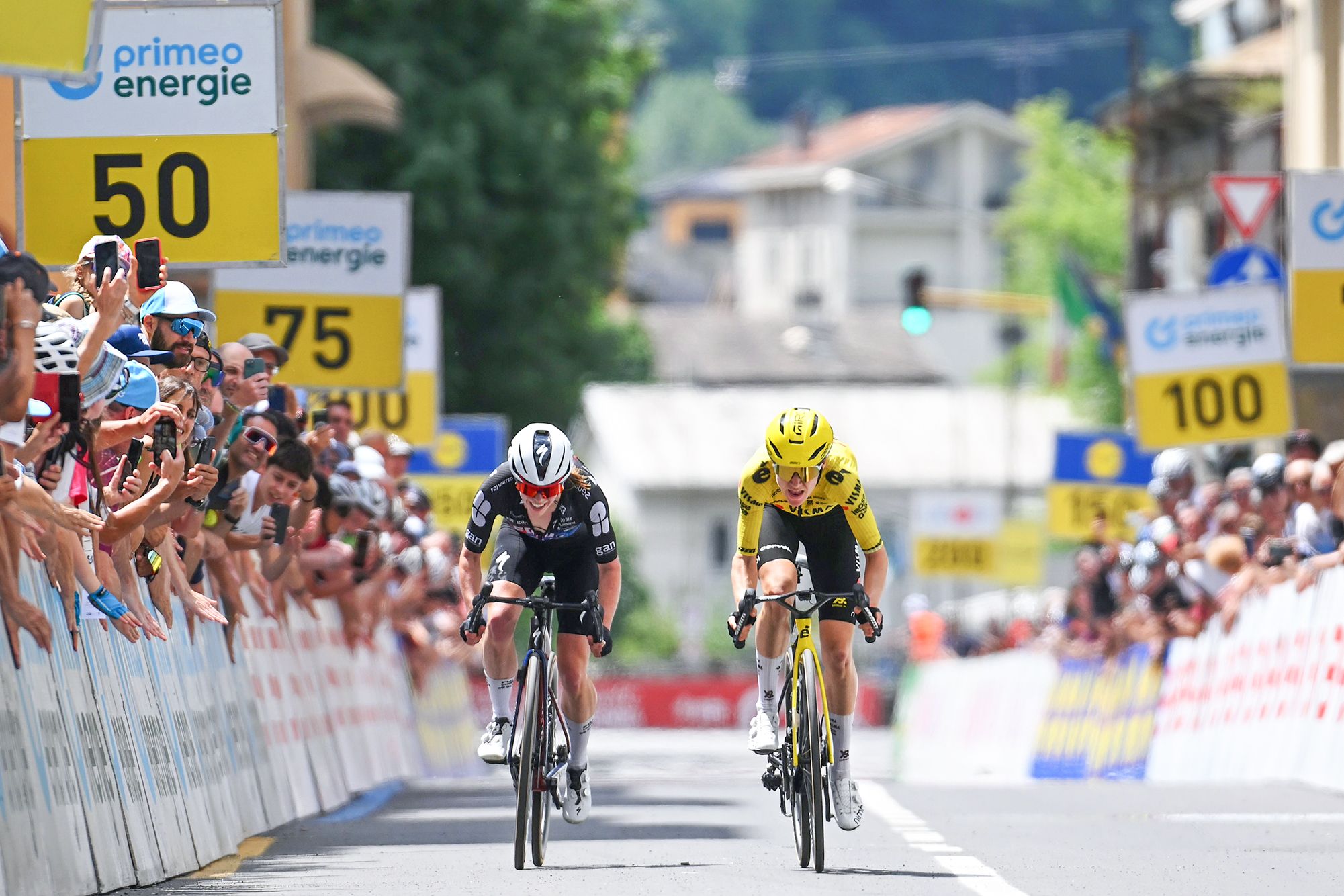 Parcours difficile, temps chaud et enthousiasme offensif - Comment l'échappée a battu les favoris du classement général lors de la première étape du Tour de Suisse Femmes