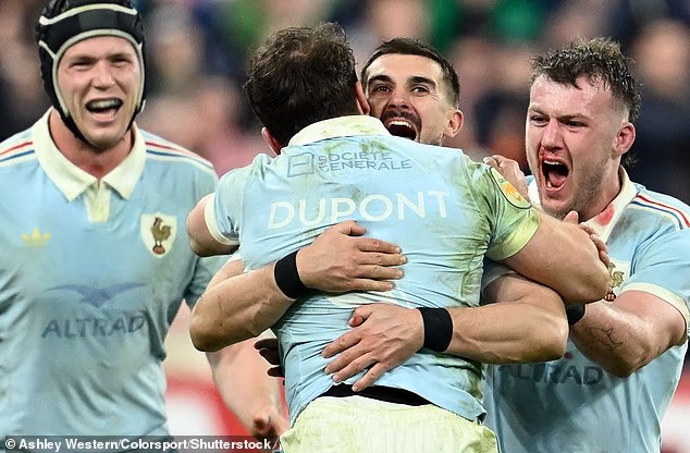 Ramos a été serré dans ses bras par Dupont après avoir marqué le but vainqueur du match des Six Nations de la France contre l'Angleterre avec le dernier coup de pied.