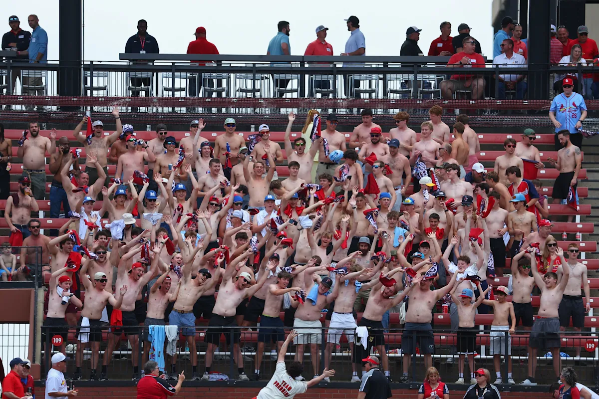 Pourquoi les Dampers participent-ils aux College World Series ? Explication du torse nu d'Ole Miss, fans de l'UNC