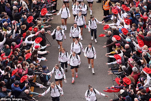 Les supporters se sont rassemblés samedi pour voir l'équipe féminine d'Angleterre à Twickenham. Il y avait une foule de 77 120 personnes, la plus nombreuse de l'histoire du Tournoi féminin des Six Nations.