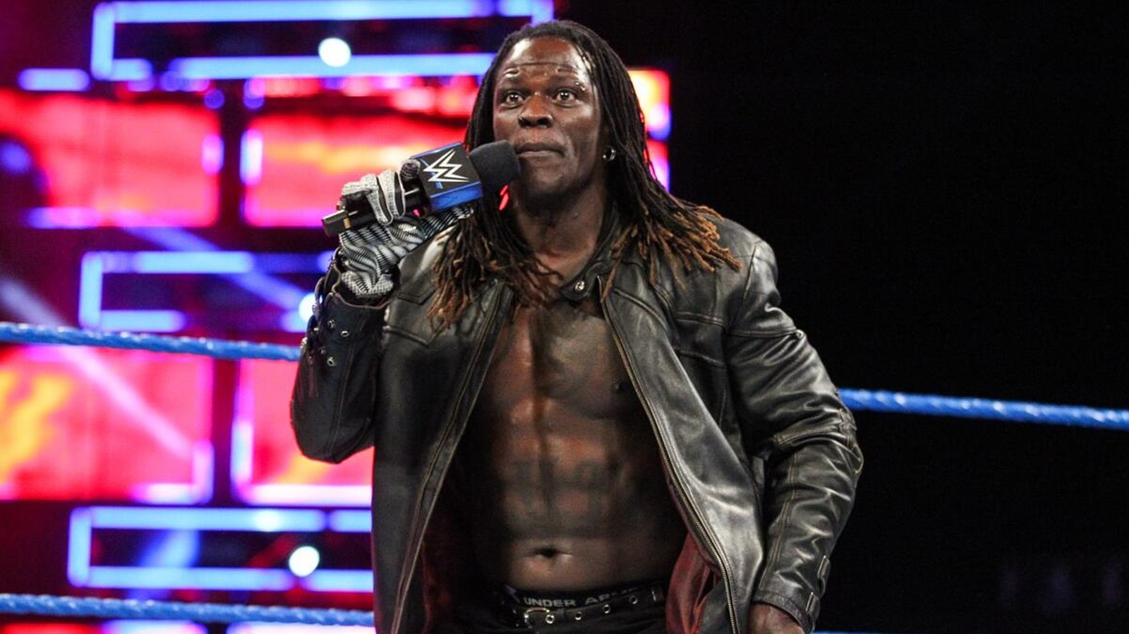 R-Truth de la WWE explique comment la famille de Crockett l'a fait débuter dans la lutte professionnelle