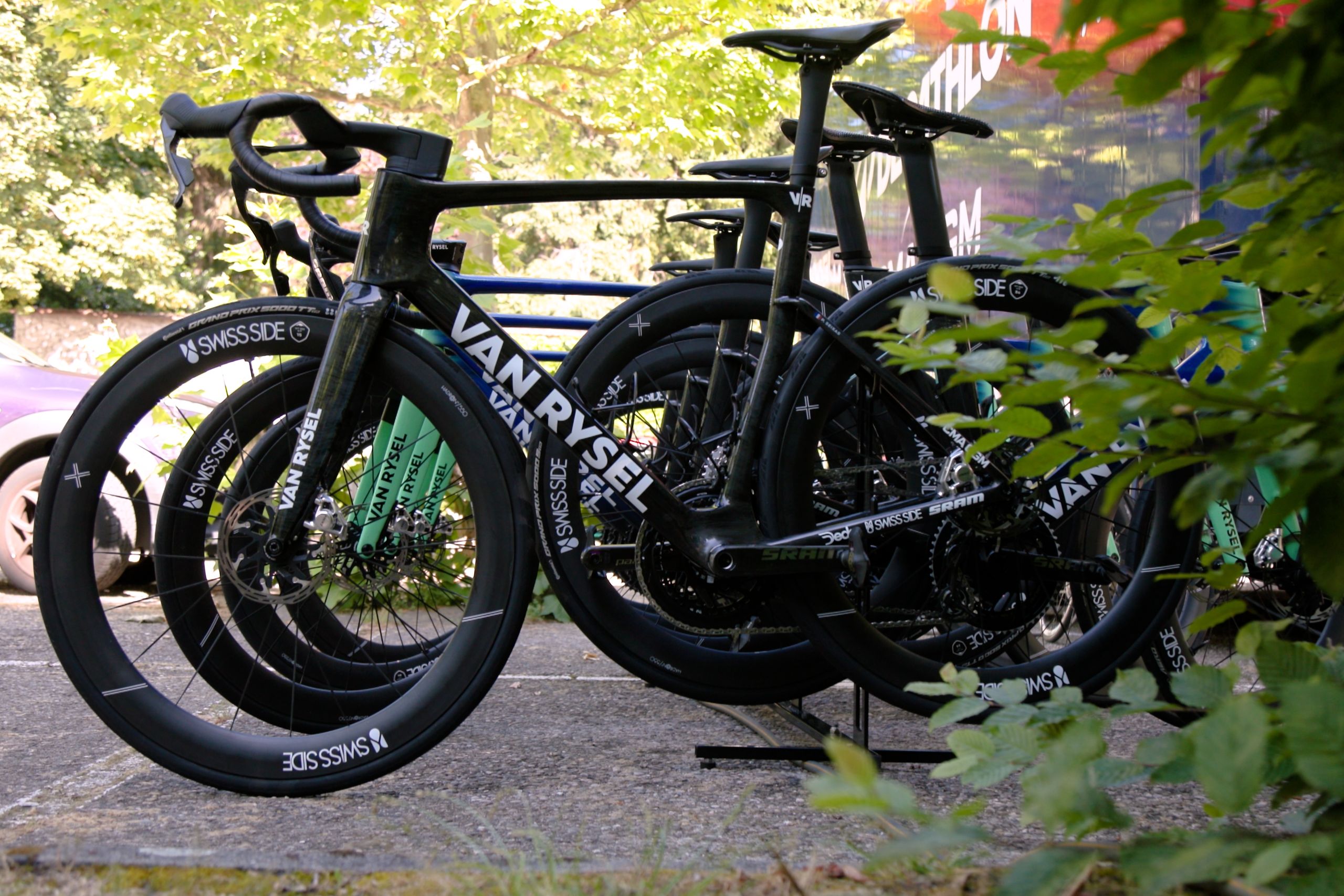 REGARDER : Des vélos inédits repérés par notre équipe vidéo lors de la course d'échauffement du Tour de France