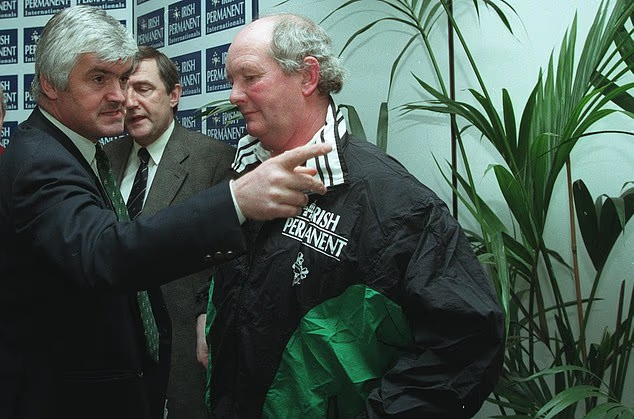 Pagaille. L'entraîneur-chef irlandais Brian Ashton (à droite) avec le manager de l'équipe Pat Whelan en 1997.