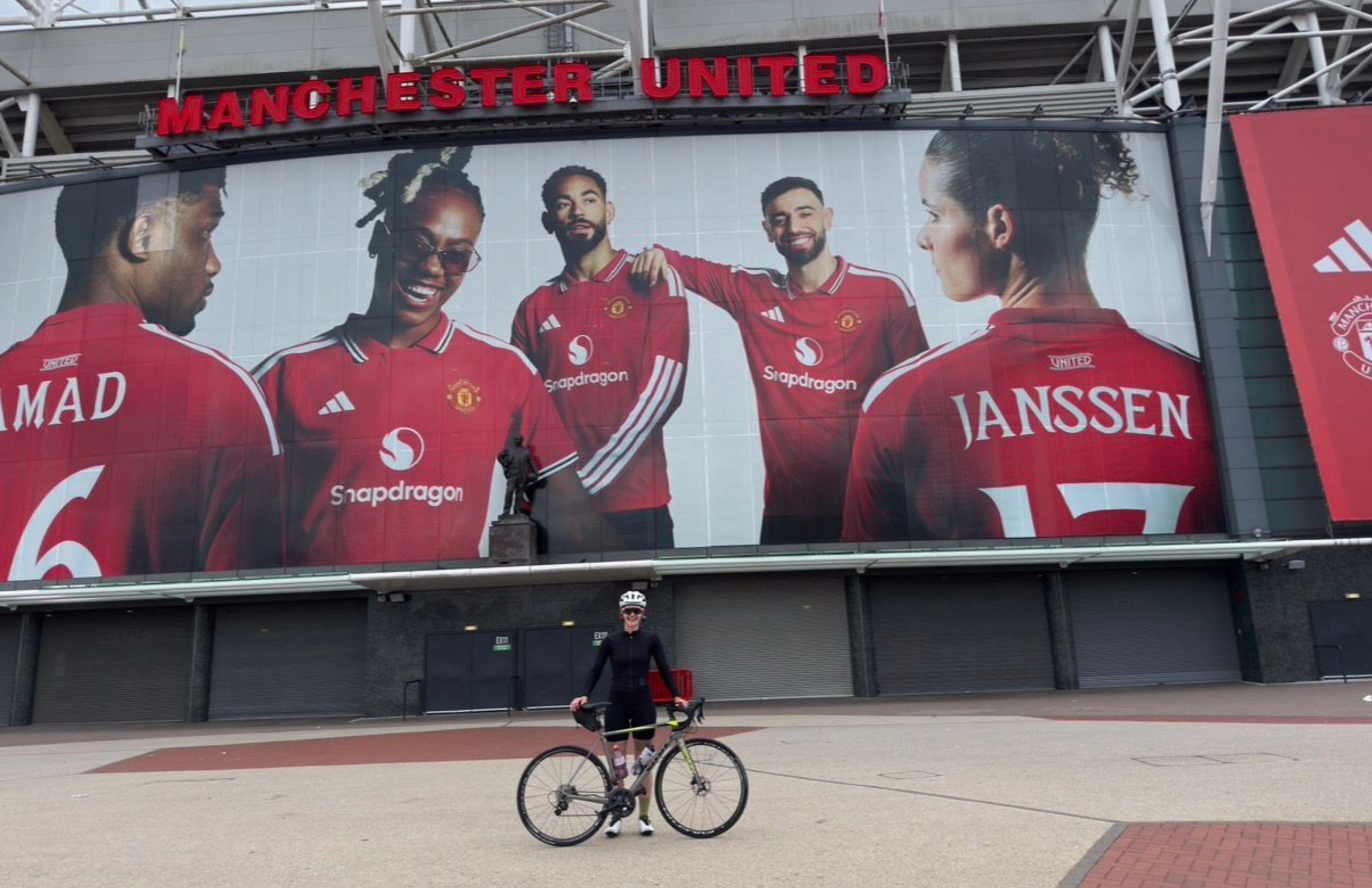 Rencontrez la femme qui parcourt 900 miles entre chaque stade de Premier League et chaque stade de Super League féminine à la mémoire de son père fou de football.